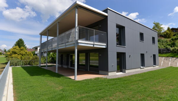 Brunner Planungen GmbH Projekt Zweifamilienhaus "Kehracker" in Schmiedrued, Aussenansicht des fertigen Objektes.