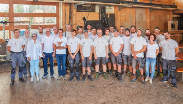 Das Brunner-Team freut sich über die Auszeichnung «Holzbau Plus»